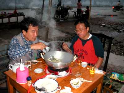写真１２：鶏鍋雑炊を食べている私たち。