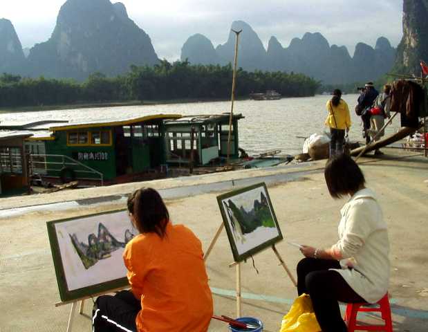 写真６：興坪の船着場で風景を写生する中学生。