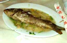 写真８：淡水魚の料理。