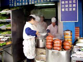 写真４：「清真」通りの豆腐料理の店。