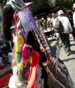 写真３：凧売りの背中の「とんび凧」。