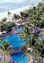 写真ａ１：バリ島の海岸沿いのホテルのプール。