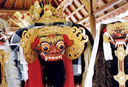 写真ａ４：バリ島の神々を表す仮面。