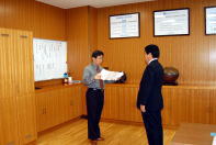 中沢幹事長から欅田学校長へ目録がわたされました