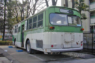 廃車体は生きている 公園のバス