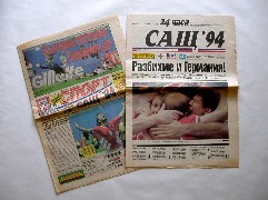 写真：当時の新聞。手前後ろ向きの人がレチコフ。左側両手を広げているのがストイチコフ。