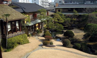 2階より望む洋館