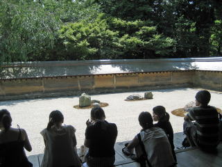 石庭と観光客