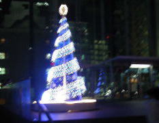 JR新宿本社ビル前のクリスマスツリー