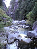 山梨県の昇仙峡です。　2005年の秋の紅葉の季節に温泉旅行に行った際に撮影してきました。
