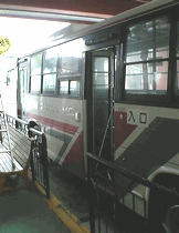 江別ターミナルで発車を待つ「当別行」(2006年３月)