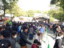 ２日の真清田神社楼門から拝殿を見る