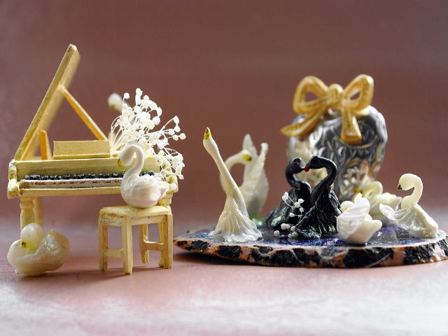 レイさんお手製のピアノと白鳥のコラボの粘土細工品