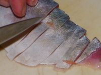 型も味も最高の半生の絞鯖を切り身にしている所