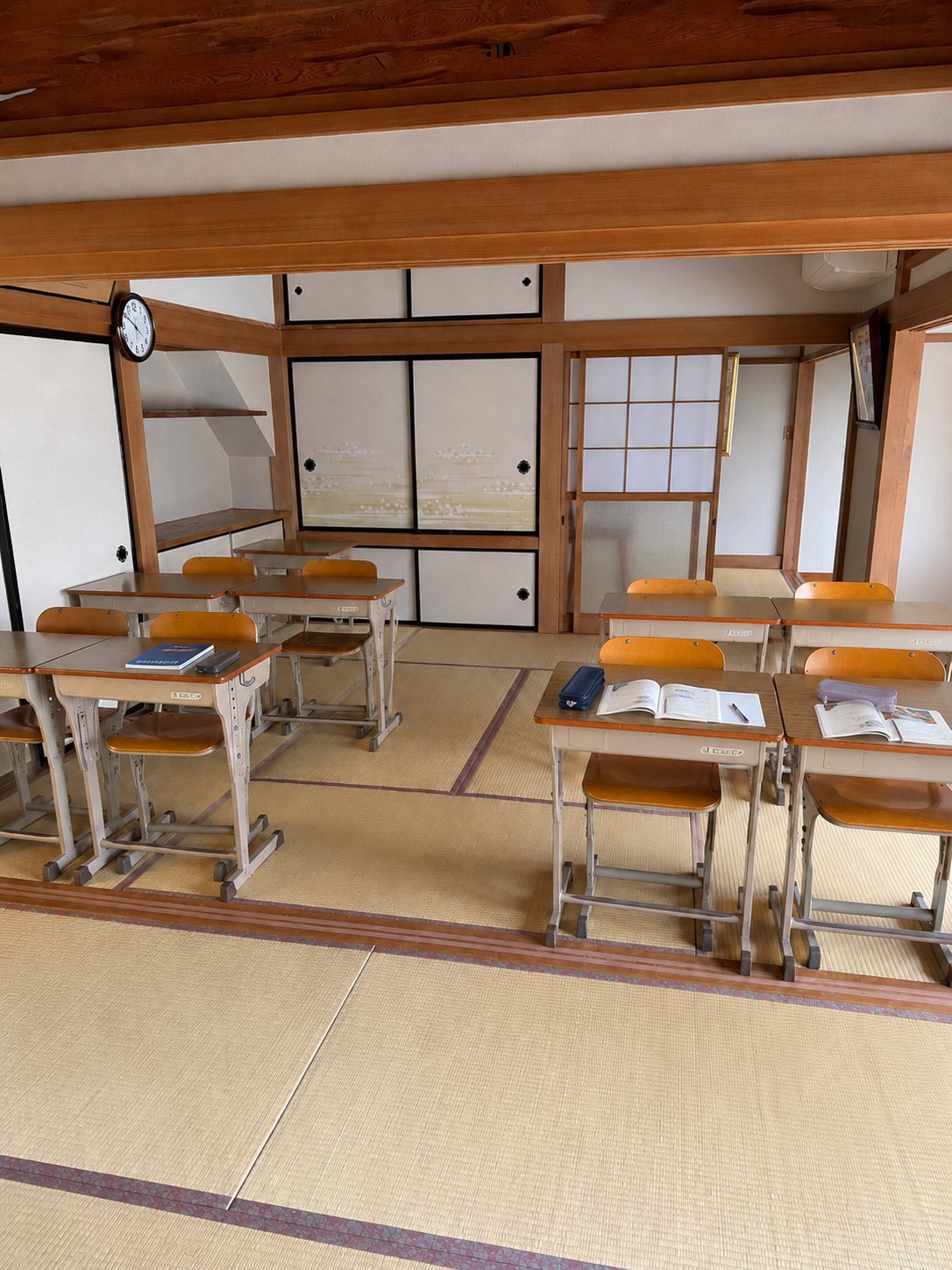 畳の教室に机を並べ、教材を置いた静かな学習空間